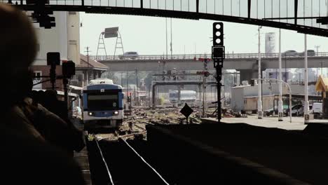 Zug-zum-alten-Bahnhof-In-Buenos-Aires,-Argentinien.