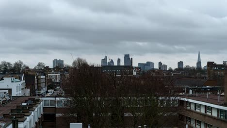 Timelapse-de-los-edificios-rascacielos-en-el-centro-de-Londres-en-un-día-nublado