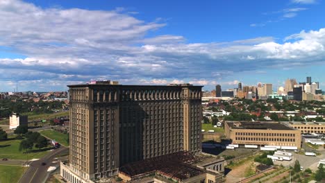 Michigan-Hauptbahnhof-in-Detroit-Luftblick-Sommer