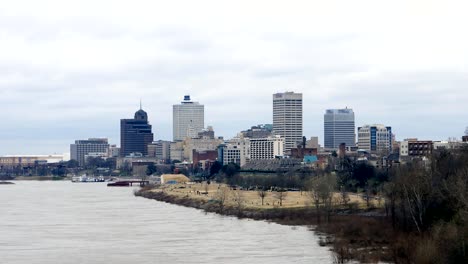 Scene-of-Mississippi-River-and-Memphis-skyline