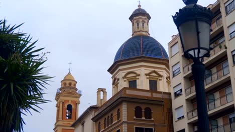 Schöne-blaue-Kuppel-und-Glockenturm-einer-alten-Kirche,-Tempel-in-der-Stadt