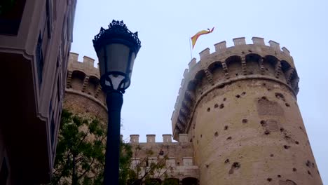 Hermoso-castillo-antiguo-con-elegantes-torres-aserradas-en-la-ciudad