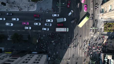 Personas-Cruzando-la-Calle,-Negocios,-Trafico