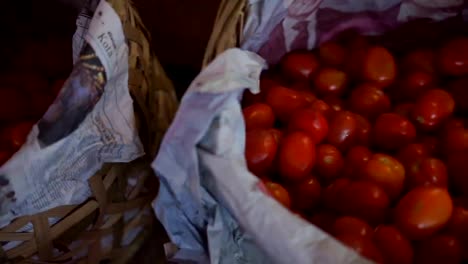 una-cesta-de-tomates-rojos