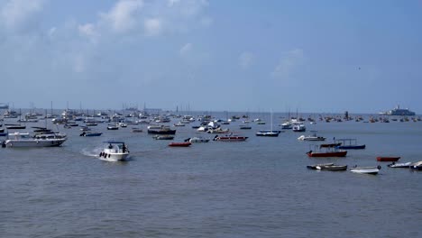 Boats-floating-in-sea-in-Mumbai,-Worli-sea-link.