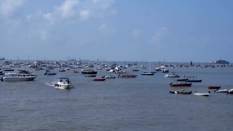 Boote-schwimmen-im-Meer-in-Mumbai,-Worli-Seeverbindung.