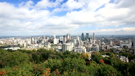Downhill-Blick-auf-die-skyline-von-Montreal-auf-einem-sonnigen-Herbsttag