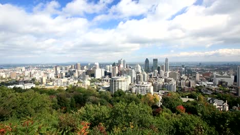 Descenso-de-la-vista-de-los-edificios-de-la-ciudad-de-Montreal-a-sunny-autumn-day