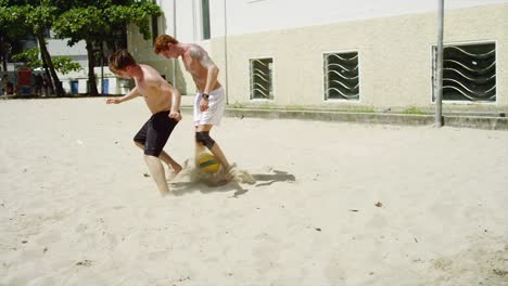 Friends-play-soccer-on-the-beach-en-Brasil.