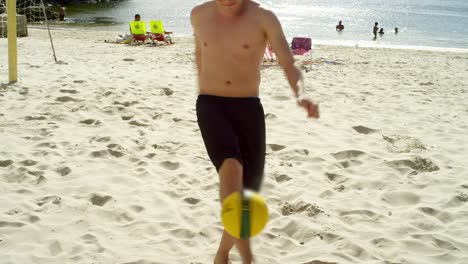 Freunde-der-Praxis-Fußball-Fähigkeiten-auf-einem-Strand-in-Brasilien