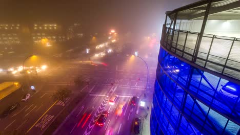 Niebla-cruce-con-colerfull-luz-por-la-noche-DSLR-timelapse