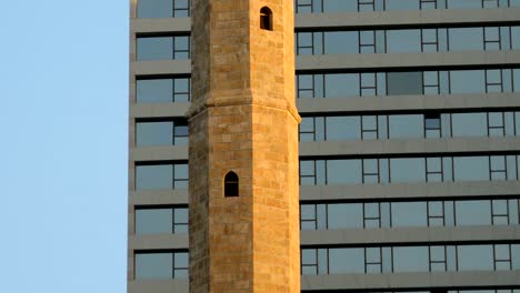 Glas-Gebäude-und-Moschee