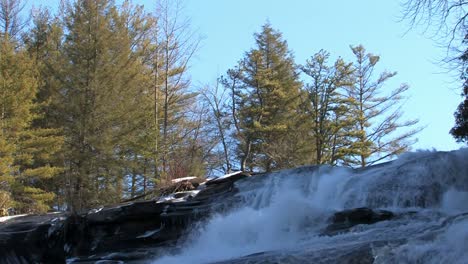 Cascada-la-cima-de-la-montaña