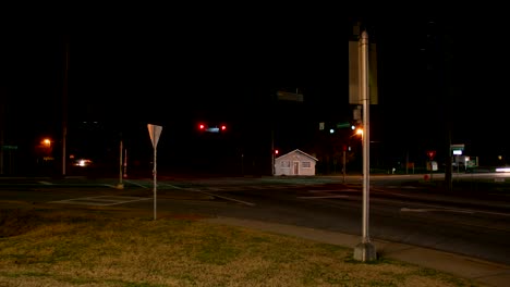 Suburbana-de-la-intersección-en-la-noche,-lapso-de-tiempo