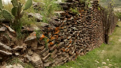 Alte-Mauer-wurde-von-Wari-Personen