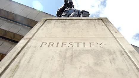 Estatua-de-Joseph-Priestley,-Birmingham,-Inglaterra.