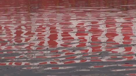 Abstrakte-farbenfrohe-Reflektionen-in-Ganges-in-Varanasi