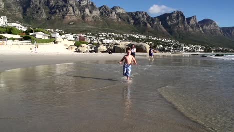 Zeitlupe-eines-jungen,-laufen-Sie-in-Richtung-der-Kamera-am-Strand,-Südafrika