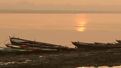 Row-Boote-am-Ganges-River-in-der-Abenddämmerung