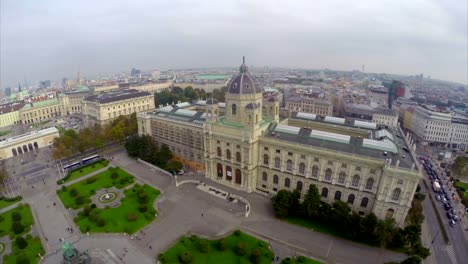 Vienna-desde-arriba-aire,-el-Museo-Nacional-de-Austria-toma-cenital.-Una-hermosa-toma-cenital-sobre-Europa,-cultura-y-paisajes,-cámara-pan-dolly-en-el-aire.-Soniquete-volando-sobre-suelo-europeo.-Viaje-excursiones-turísticas-de-la-vista-de-Austria.