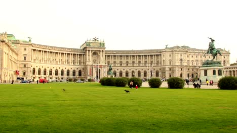 Green-lawn-Heldenplatz-OSCE-sede-en-Viena,-Austria,-perros.-Una-hermosa-toma-de-Europa,-cultura-y-paisajes.-Viaje-de-lugares-de-interés,-atracciones-turísticas-de-la-vista-de-Austria.-Viajes,-Europa-Occidental-viaje-toma-de-un-paisaje-de-la-ciudad,-al-aire-libre