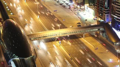 La-estación-de-metro-de-la-noche-4-K-time-lapse-de-dubai-city