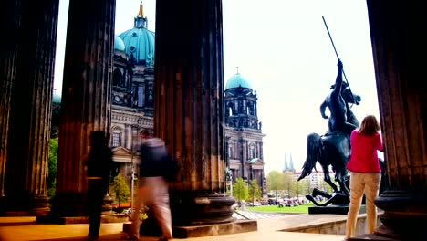 Catedral-de-Berlín,-Berliner-Dom-con-los-turistas-que-visitan-y-a-unos-pasos-de-alrededor