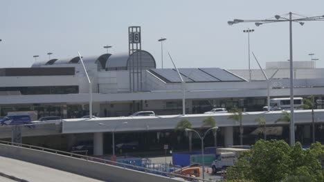 Sechs-am-LAX-Terminal