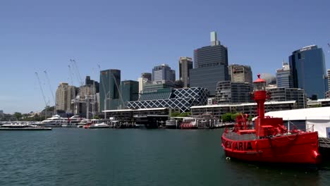 Pan-von-Darling-harbour-mit-Blick-auf-die-skyline-vom-national-maritime-museum