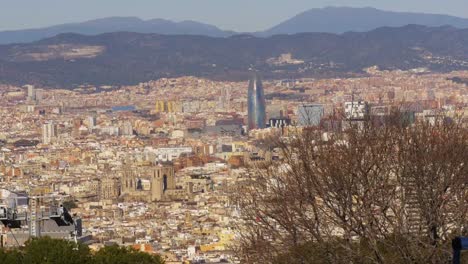 Luz-de-día-de-barcelona-a-la-vista-panorámica-de-la-torre-agbar-4-k,-España