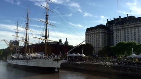 19.-Jahrhundert-frigate-Präsident-Sarmiento-auf-der-Madero-Hafen