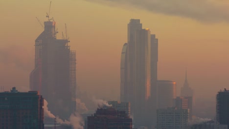 Puesta-de-sol-luz-de-Barcelona-y-a-pocos-pasos-de-la-famosa-bahía-cruce-4-K-lapso-de-tiempo-de-España