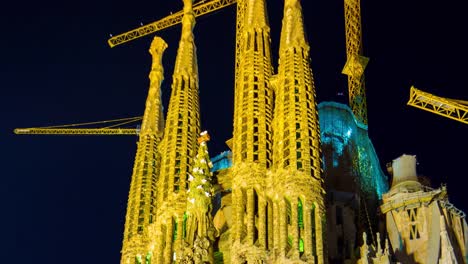 Luz-de-noche-Barcelona-Sagrada-familia-de-Gaudí-vertical,-4-K-lapso-de-tiempo-de-España