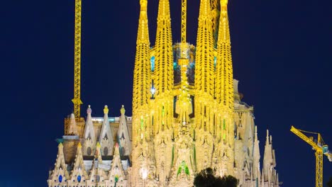 Sagrada-Familia-Teich-Reflexion-bei-Nacht-4-k-Zeitraffer-barcelona,-Spanien