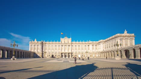 Sonne-Licht-Königliche-Palast-in-Madrid-–-Panoramaaufnahme-4-k-Zeitraffer-Spanien