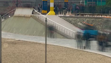 People-walking-along-the-beach.Time-Lapse-4K---Wake-effect.02