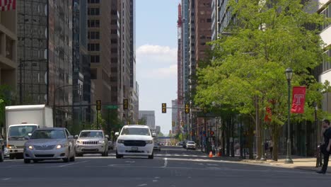 Estados-Unidos-Filadelfia-ciudad-día-de-verano-tráfico-vista-a-la-calle-4-k,-Pensilvania