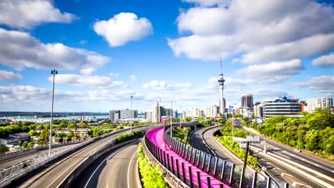 Zeitraffer---Skyline-von-Auckland-City-mit-dem-Sky-Tower,-Neuseeland