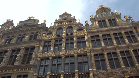 CLOSE-UP:-Amazing-detailed-historic-buildings-with-gold-decoration-and-statues