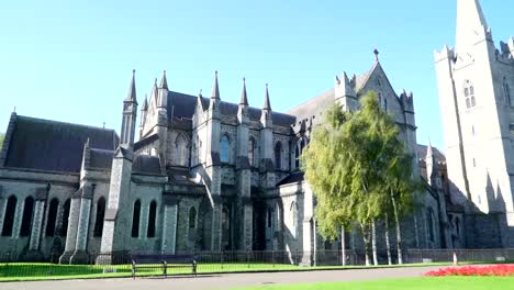 Vista-frontal-de-la-Cathedral-de-St.-Patricks-en-Dublín