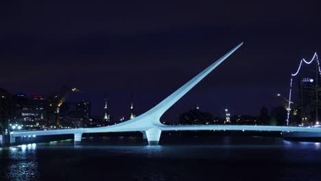 Puente-de-la-mujer-en-Puerto-Madero,-Buenos-Aires