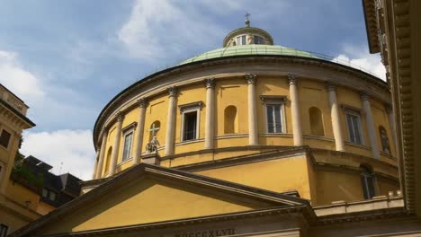 Italien-Mailand-sonnigen-Tag-San-Carlo-al-Corso-quadratische-Kuppel-walking-Panorama-4k