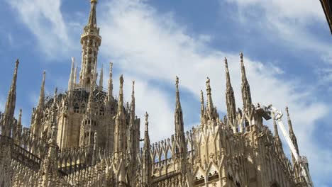 Italien-Sonnentag-Mailand-Stadt-berühmten-Duomo-Kathedrale-Dach-Top-Dekoration-Himmel-Panorama-4k