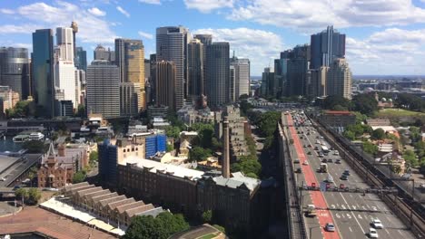 Skyline-von-Sydney-mit-Verkehr-auf-Sydney-Harbour-Bridge