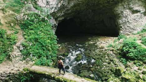 Weibliche-Touristen-genießen-die-wunderschöne-Höhle