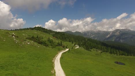 Weibliche-Touristen-genießen-die-wunderschöne-Höhle