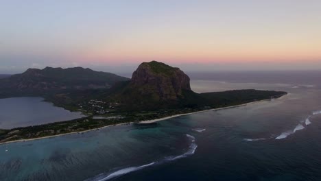 Vista-aérea-de-Isla-Mauricio-con-océano-y-montaña-de-Le-Morne-Brabant