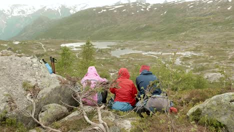 Tres-amigos-de-relajación-en-las-montañas