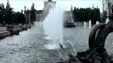 Viele-Brunnen,-Sommer-in-der-Stadt