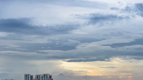 Time-Lapse-Singapur-Wolkenkratzer-und-traditionelle-Wohnungen-Hpouse-Sonnenuntergang